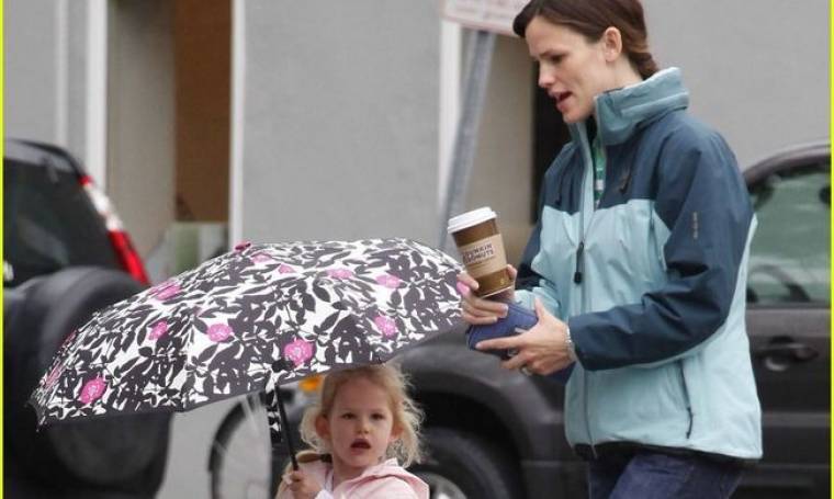 Βόλτες με τη μαμά και την...ομπρέλα!