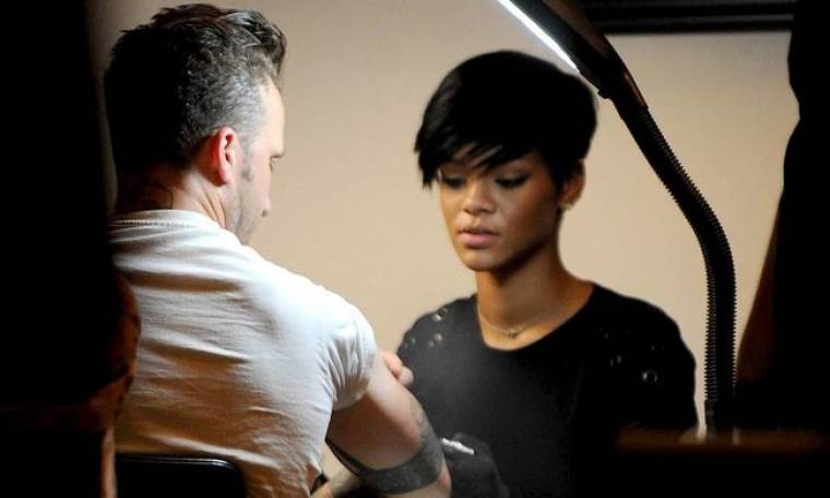 Η Rihanna "χτυπάει" tattoo!