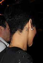 Η Rihanna "χτυπάει" tattoo!