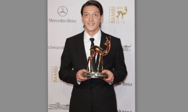 Video: Ο Mesut Ozil βραβεύτηκε στα Bambi Awards