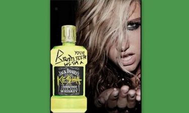 H Ke$ha πλένει τα δόντια της με Jack Daniels