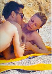 Μιχάλης-Ζέτα: Καυτά φιλιά και αγκαλιές σε παραλία της Πάρου 