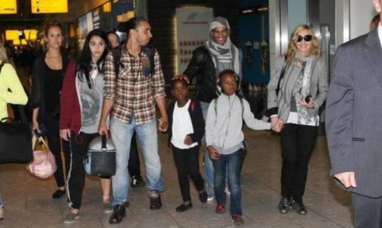 Madonna: Ταξίδι με τα παιδιά, τον πρώην και τον νυν της!
