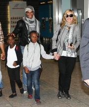 Madonna: Ταξίδι με τα παιδιά, τον πρώην και τον νυν της!