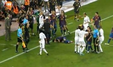 Video: Ο Mourinho πάτησε τον Fabregas στο κεφάλι!