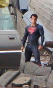 Man Of Steel: Ο νέος Superman έπιασε δουλειά!