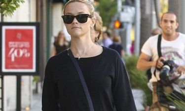 Η Reese Witherspoon απέσυρε την… επίμαχη τσάντα