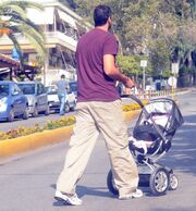 Μανιάνι – Γιαννούλης: H πρώτη βόλτα με το μωρό τους