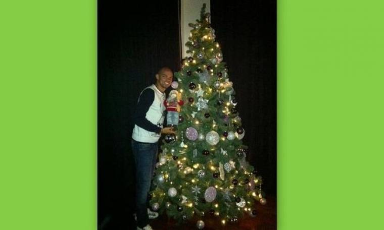Ο Πέπε στόλισε το χριστουγεννιάτικο δέντρο του