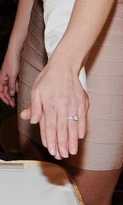 Αυτό είναι το δαχτυλίδι της Britney Spears!