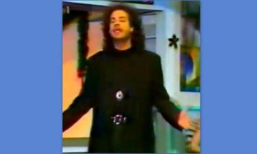 Video: Αναγνωρίζετε τον τραγουδιστή που εμφανίζεται σε χριστουγεννιάτικο πρόγραμμα του ‘91;