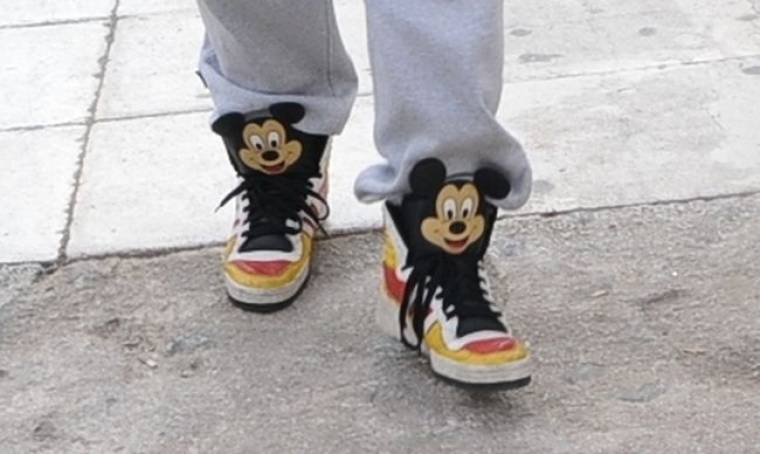 Ποιος επώνυμος κύριος της σόουμπιζ φοράει τα παπούτσια του Mickey Mouse;