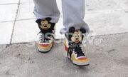 Ποιος επώνυμος κύριος της σόουμπιζ φοράει τα παπούτσια του Mickey Mouse; 