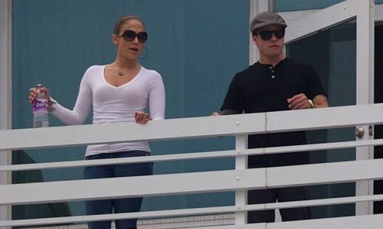 Τι κοιτούν με τόση προσήλωση η Jennifer Lopez και ο σύντροφός της;