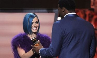 Katy Perry: Χαμογελαστή στο πάρτι του Super Bowl