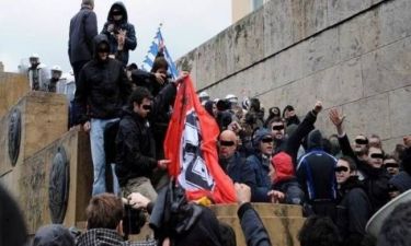 Bild: Οι Έλληνες φωνάζουν «Ξεκουμπιστείτε από δω Ναζί»