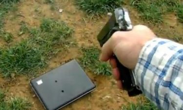 VIDEO: Γάζωσε με όπλο το laptop της κόρης του επειδή τον έβρισε στο Facebook!
