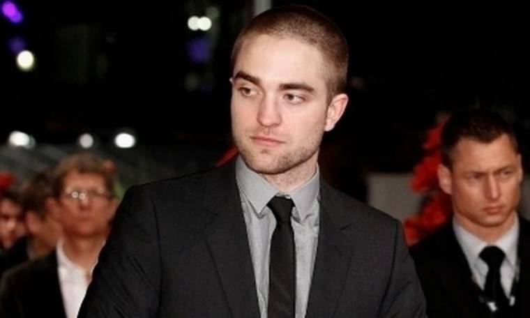 Robert Pattinson: Με ξυρισμένο κεφάλι στην πρεμιέρα του Bel Ami
