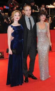 Robert Pattinson: Με ξυρισμένο κεφάλι στην πρεμιέρα του Bel Ami