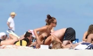 Οφθαλμόλουτρο: Σεξοβόμβα τα… «πέταξε όξω» στην παραλία (Nassos blog)