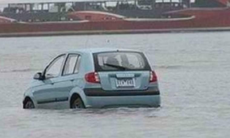 Έπεσαν με το αυτοκίνητο στην θάλασσα επειδή τους το είπε το GPS! (pic)