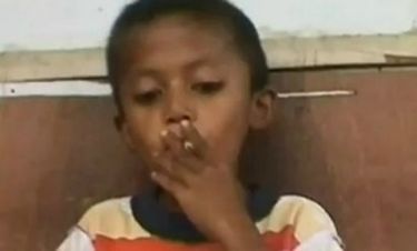 VIDEO-ΣΟΚ: Ένας 8χρονος καπνίζει 25 τσιγάρα καθημερινά!