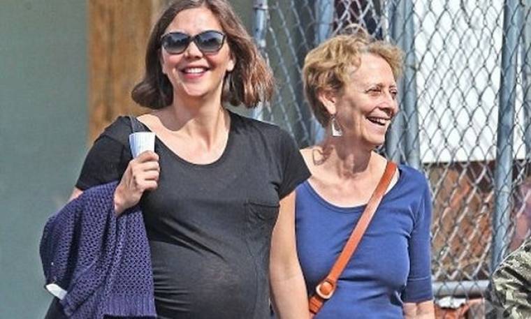 Maggie Gyllenhaal: Βόλτα χέρι – χέρι με τη μητέρα της