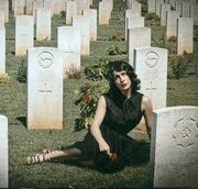 Η Μίνα Ορφανού φωτογραφίζεται σε κοιμητήριο