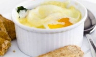 Αυγά με καπνιστό ζαμπόν, σπανάκι και κρέμα στον φούρνο