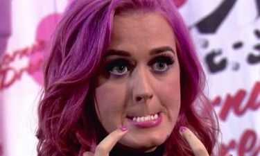 Γιατί μας δείχνει τα δόντια της η Katy Perry;