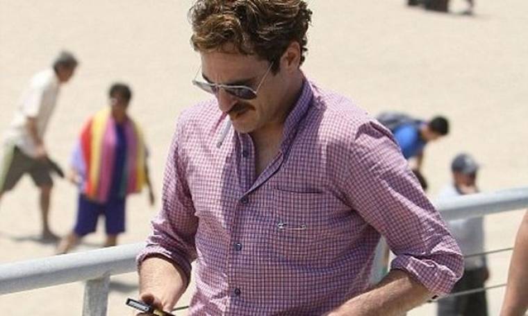 Ο Joaquin Phoenix σε νέα ταινία και με μουστάκι