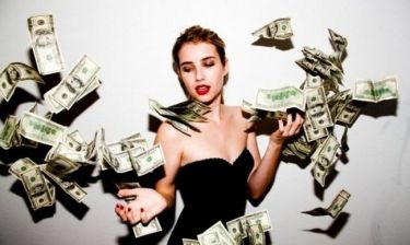 Emma Roberts: Για τα λεφτά τα κάνεις όλα…