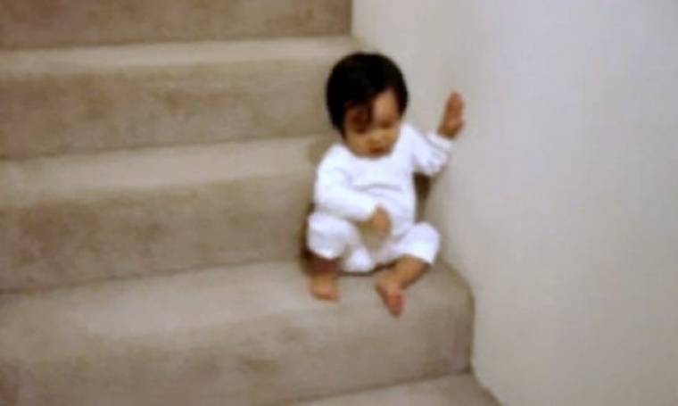 Βίντεο: Η μόλις 15 μηνών Εύα κατεβαίνει τις σκάλες με… τον δικό της τρόπο!