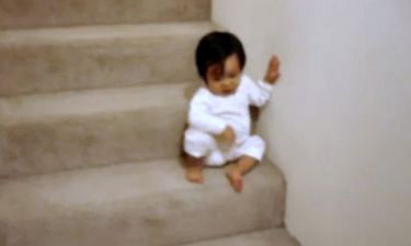 Βίντεο: Η μόλις 15 μηνών Εύα κατεβαίνει τις σκάλες με… τον δικό της τρόπο!