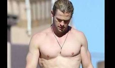 Chris Hemsworth: ημίγυμνος με σώμα που θυμίζει Έλληνα θεό