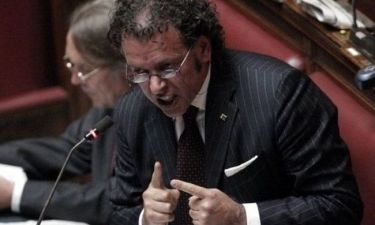 Ιταλός βουλευτής: «Έχετε σπάσει τα @ρχίδι@ της νεολαίας μ'αυτά που κάνετε!»