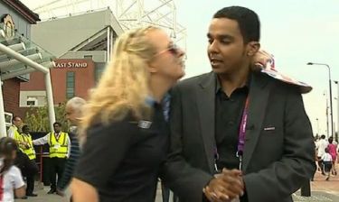 Ολυμπιακοί Αγώνες 2012:  Άρπαξε και φίλησε ρεπόρτερ κατά τη διάρκεια του δελτίου ειδήσεων