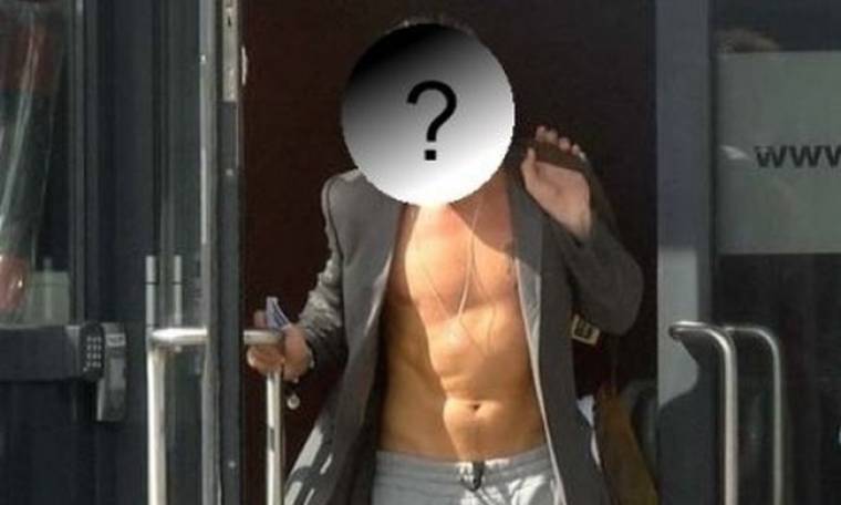 Ποιος σταρ του Hollywood κυκλοφορεί ημίγυμνος, με Calvin Klein σακάκι;