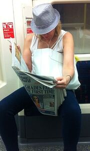 Ποια ηθοποιός διαβάζει την εφημερίδα της στο μετρό;