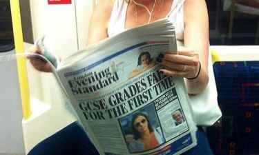 Ποια ηθοποιός διαβάζει την εφημερίδα της στο μετρό;