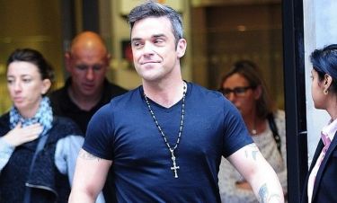 Robbie Williams: Γιατί καβγαδίζει με την εγκυμονούσα σύζυγό του;
