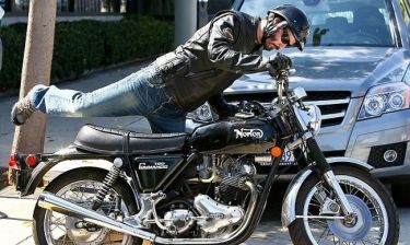 Keanu Reeves: Στην αγαπημένη του μοτοσικλέτα