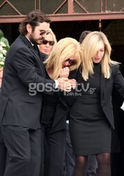Κατέρρευσε η Λίζα Δουκακάρου στην κηδεία του συζύγου της