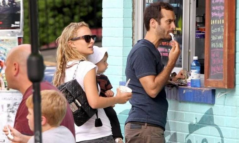 Natalie Portman: Μεσημεριανή βόλτα για παγωτό με τους άντρες της ζωής της
