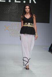 Η Ειρήνη Λύτρα προτείνει αέρινα φορέματα με χρυσές λεπτομέρειες για την Άνοιξη-Καλοκαίρι 2013 