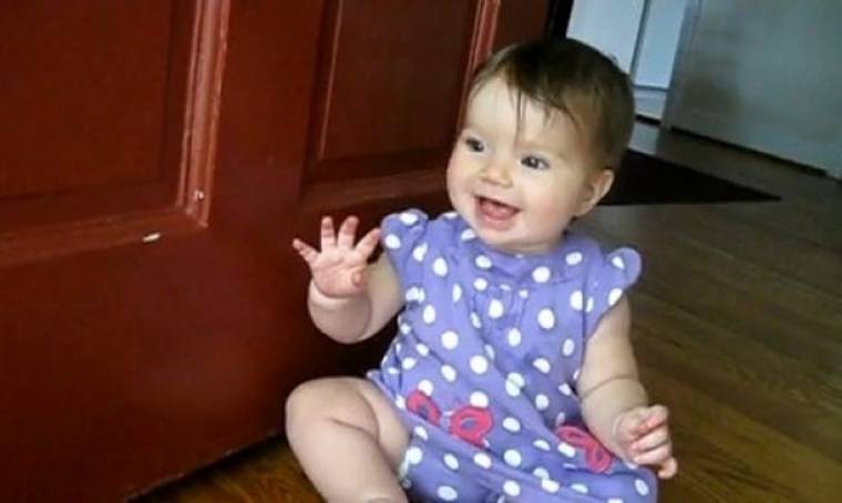 Τρυφερό βίντεο: Καλωσορίζει τον μπαμπά της με το πιο γλυκό της χαμόγελο!