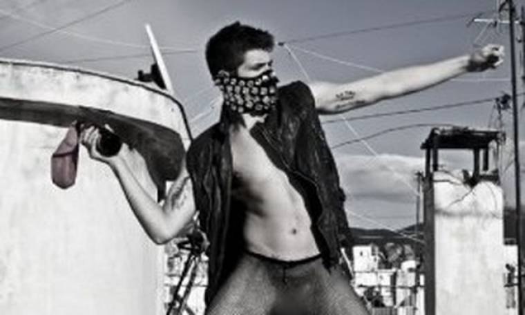 Φωτό: Τόμας Πρωτόπαπας: Ο νεαρός παρουσιαστής μας δείχνει τα… αχαμνά του στην ταράτσα! (Nassos blog)