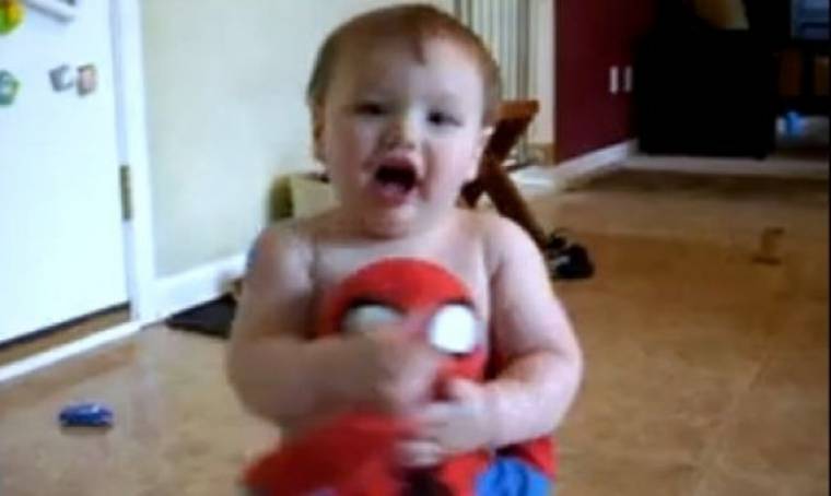 Βίντεο: Παίζει με τον spiderman του και το διασκεδάζει!