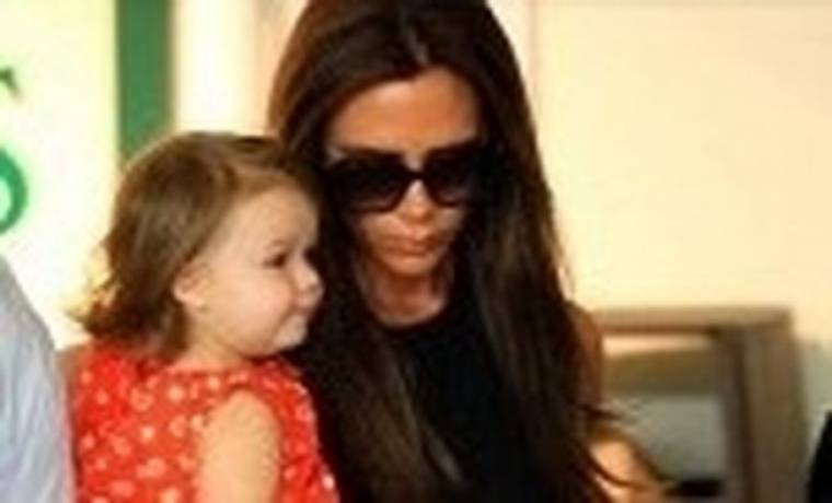 Βόλτα για ψώνια με την κόρη της η Victoria Beckham