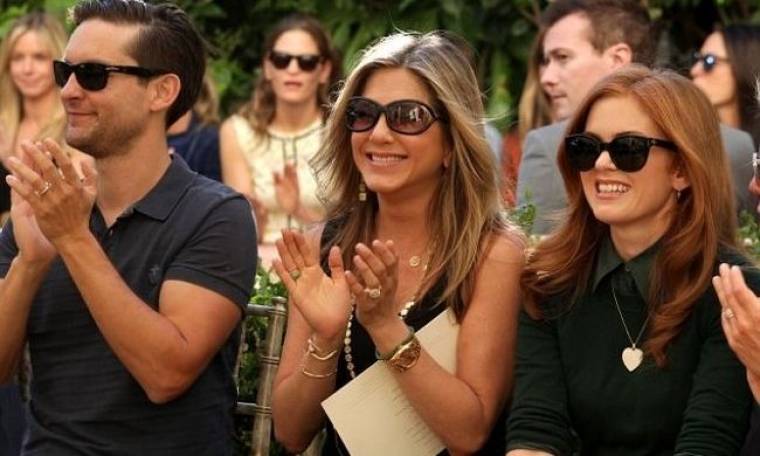 Jennifer Aniston: Δεν τη βαραίνει το δαχτυλίδι;